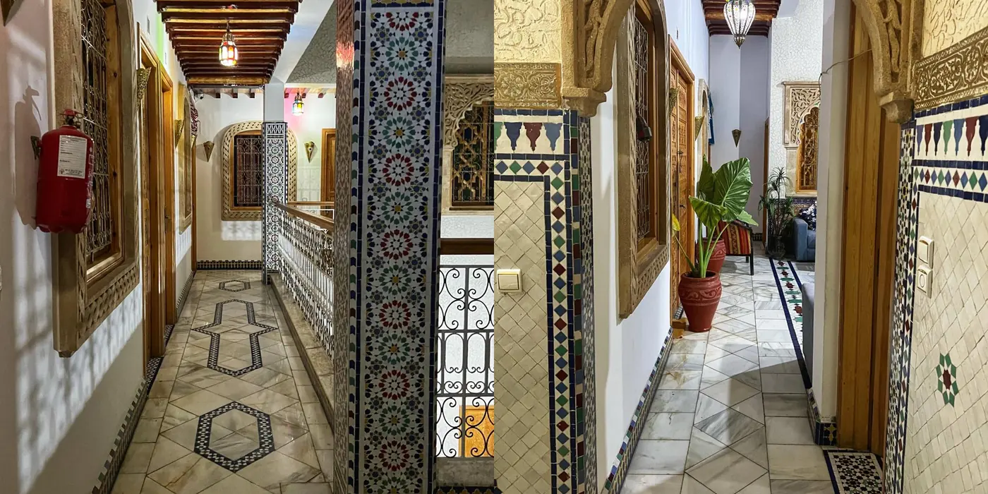 La galerie en zellige qui mène aux chambres