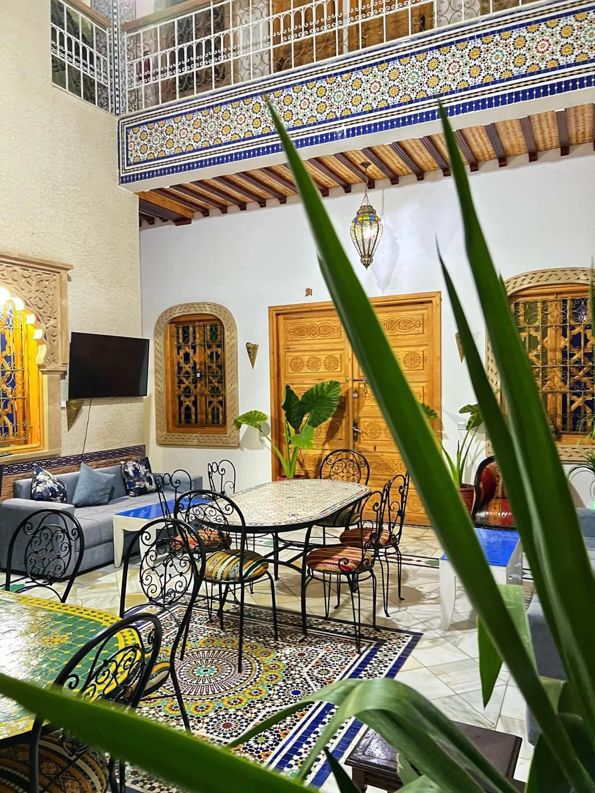 Le salon du patio, la table en zellige et le canapé