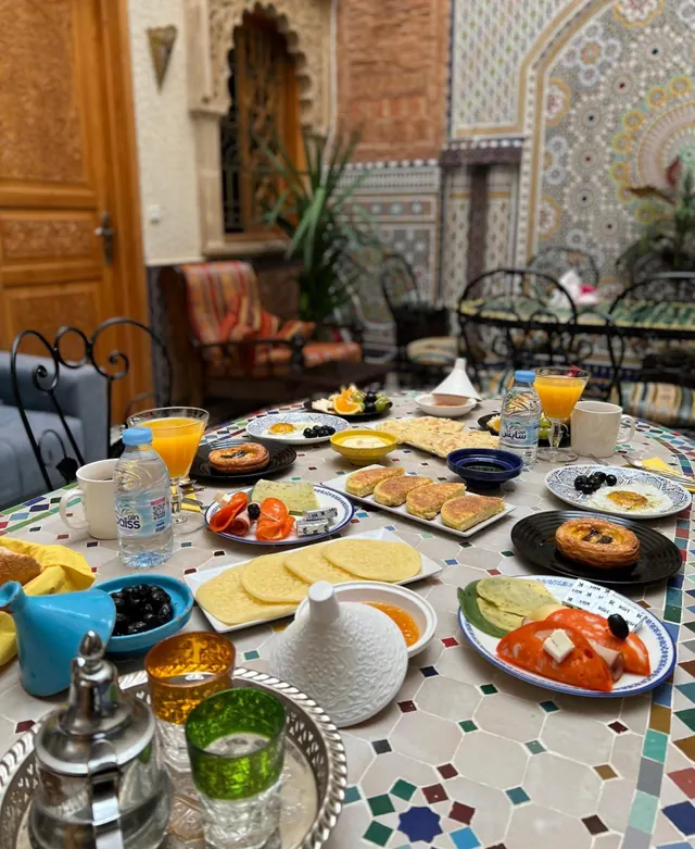 Le petit-déjeuner devant l'arc sculpté