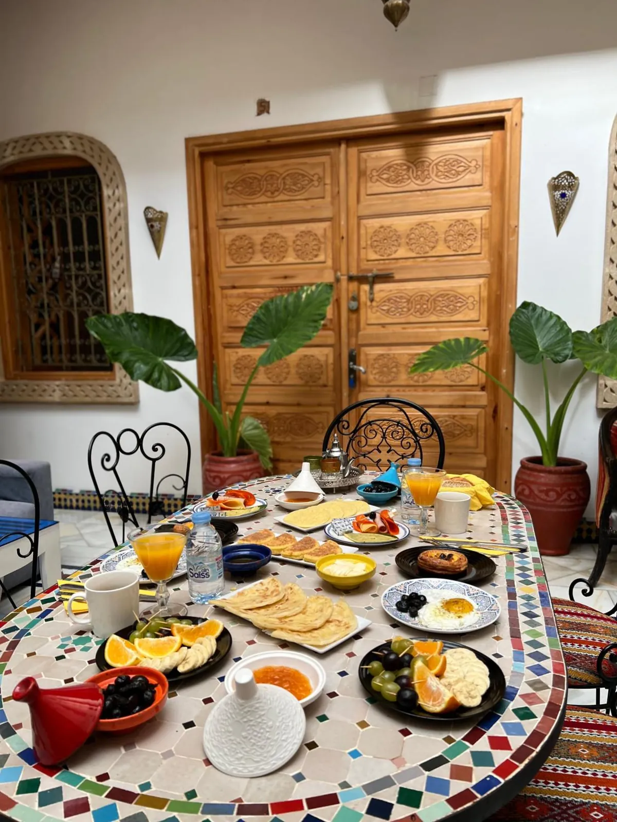 Breakfast in front of the cedar doors