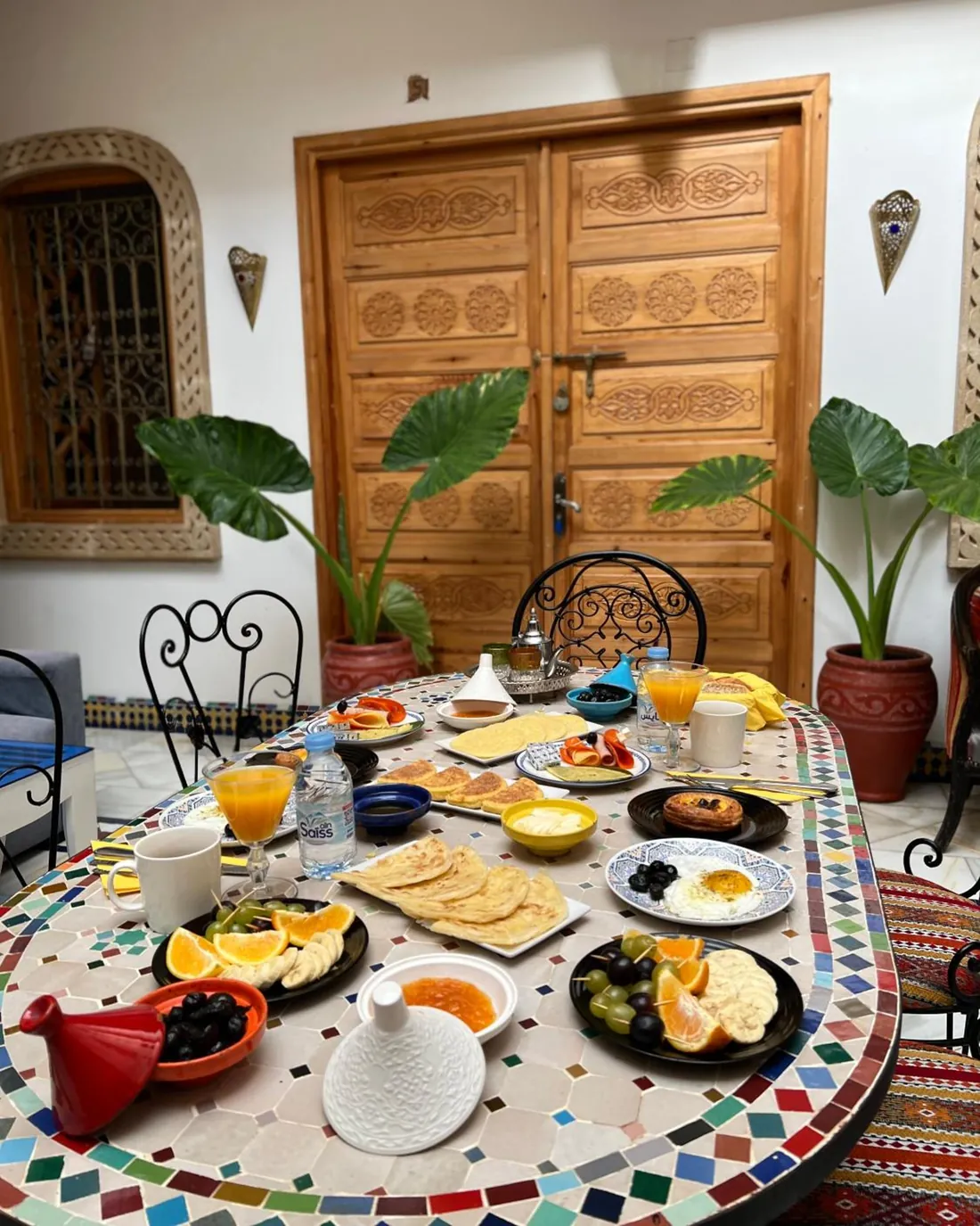 Le petit-déjeuner devant les portes en cèdre
