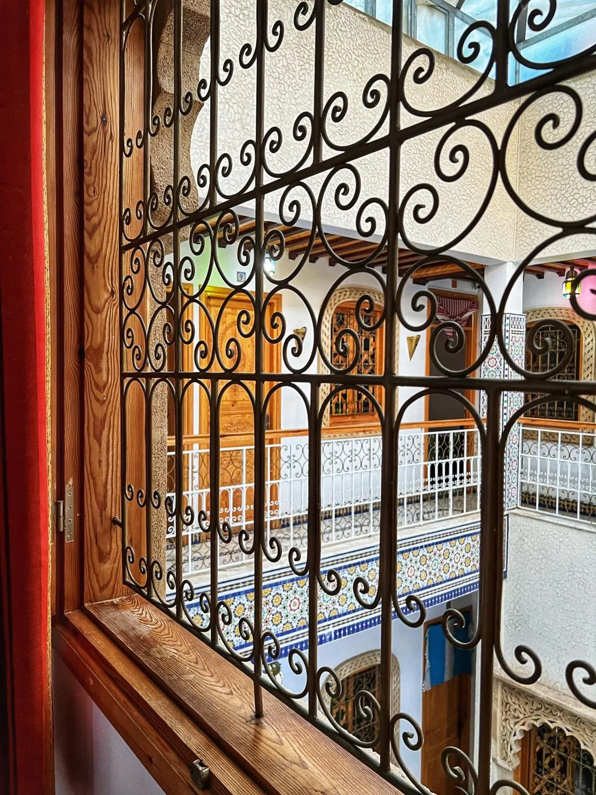 La grille en fer forgé, ouverte sur le patio