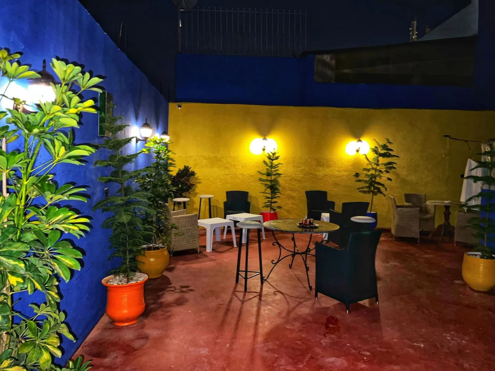 La terrasse éclairée le soir