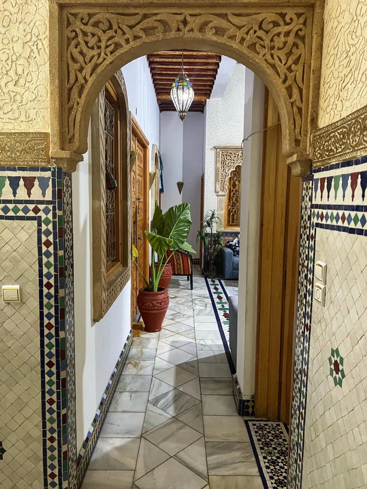 Le couloir sous l'arc sculpté