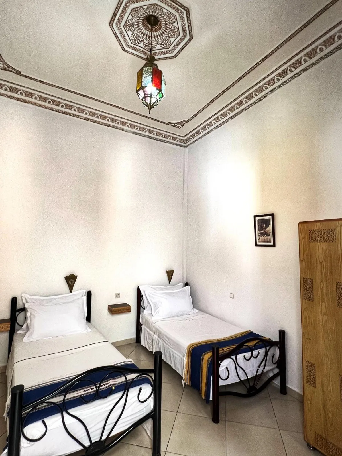 Chambre à lits simples, deux lits en fer forgé