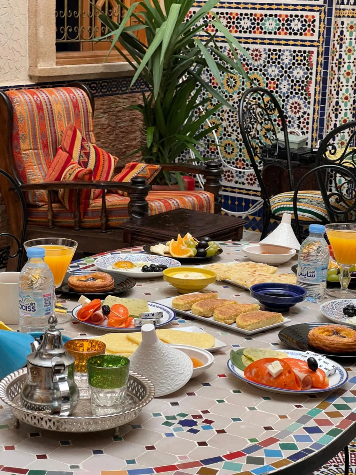 The tea tray and breakfast
