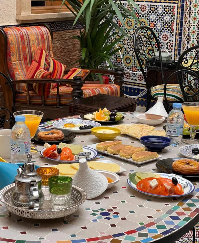 Le plateau de thé et le petit-déjeuner