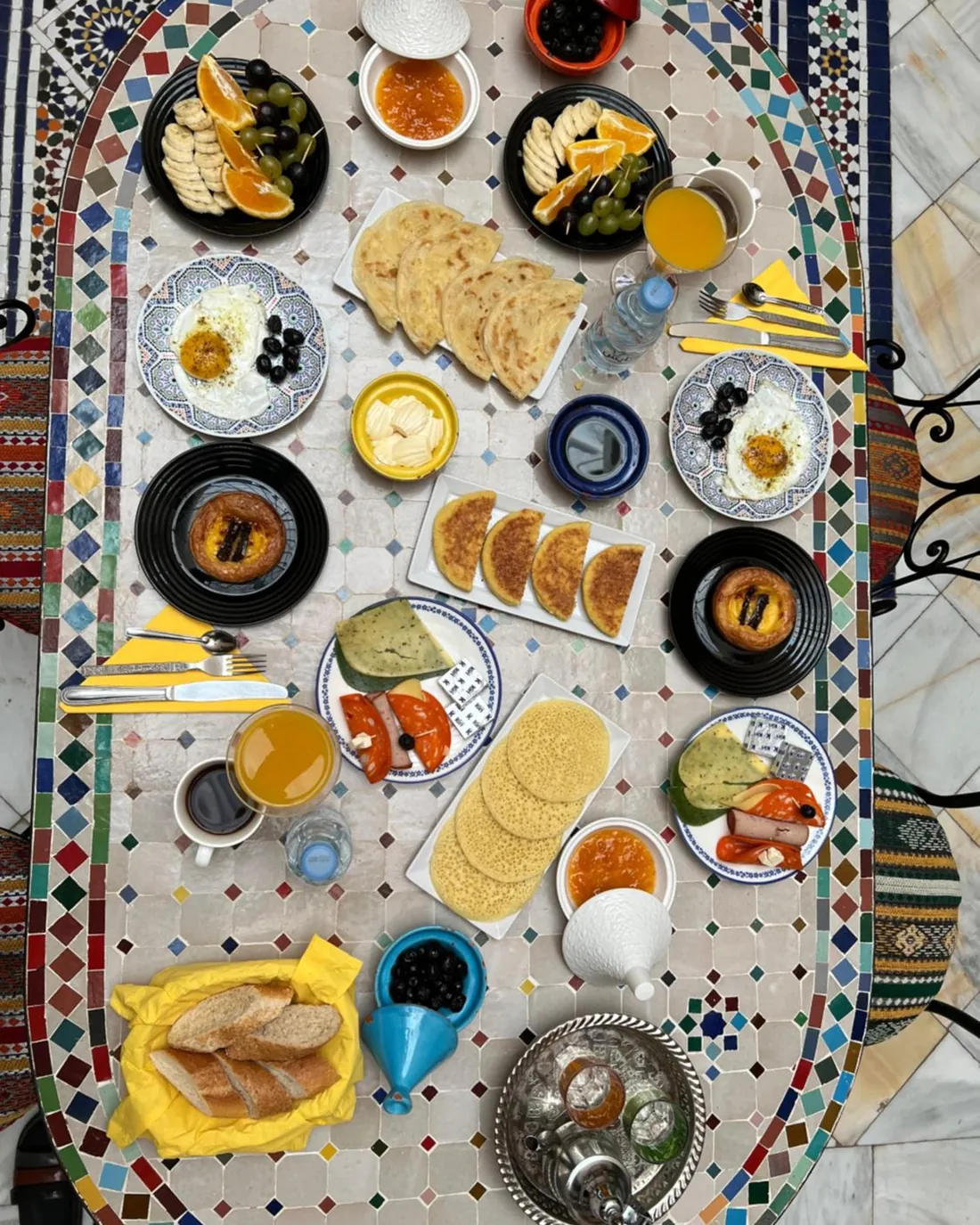 Le petit-déjeuner vu de dessus, sur la table ovale en zellige