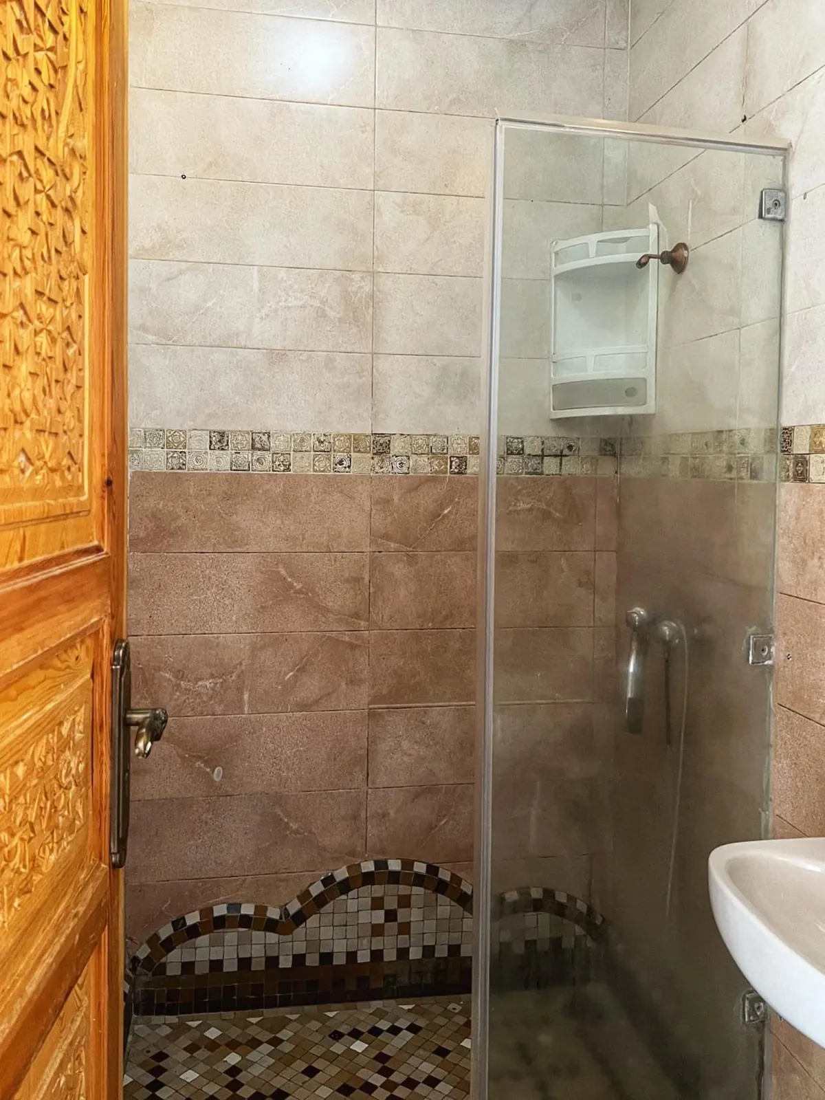 La douche de la salle de bains commune